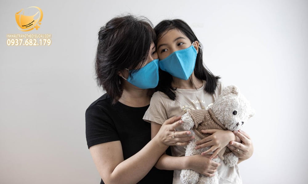 Bé không chịu đeo khẩu trang phải làm sao?