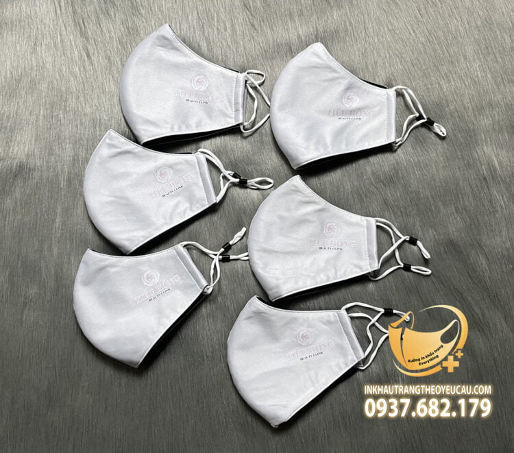 Khẩu trang vải 3 lớp màu trắng in logo Spa Tiểu Hồng Beauty Clinic
