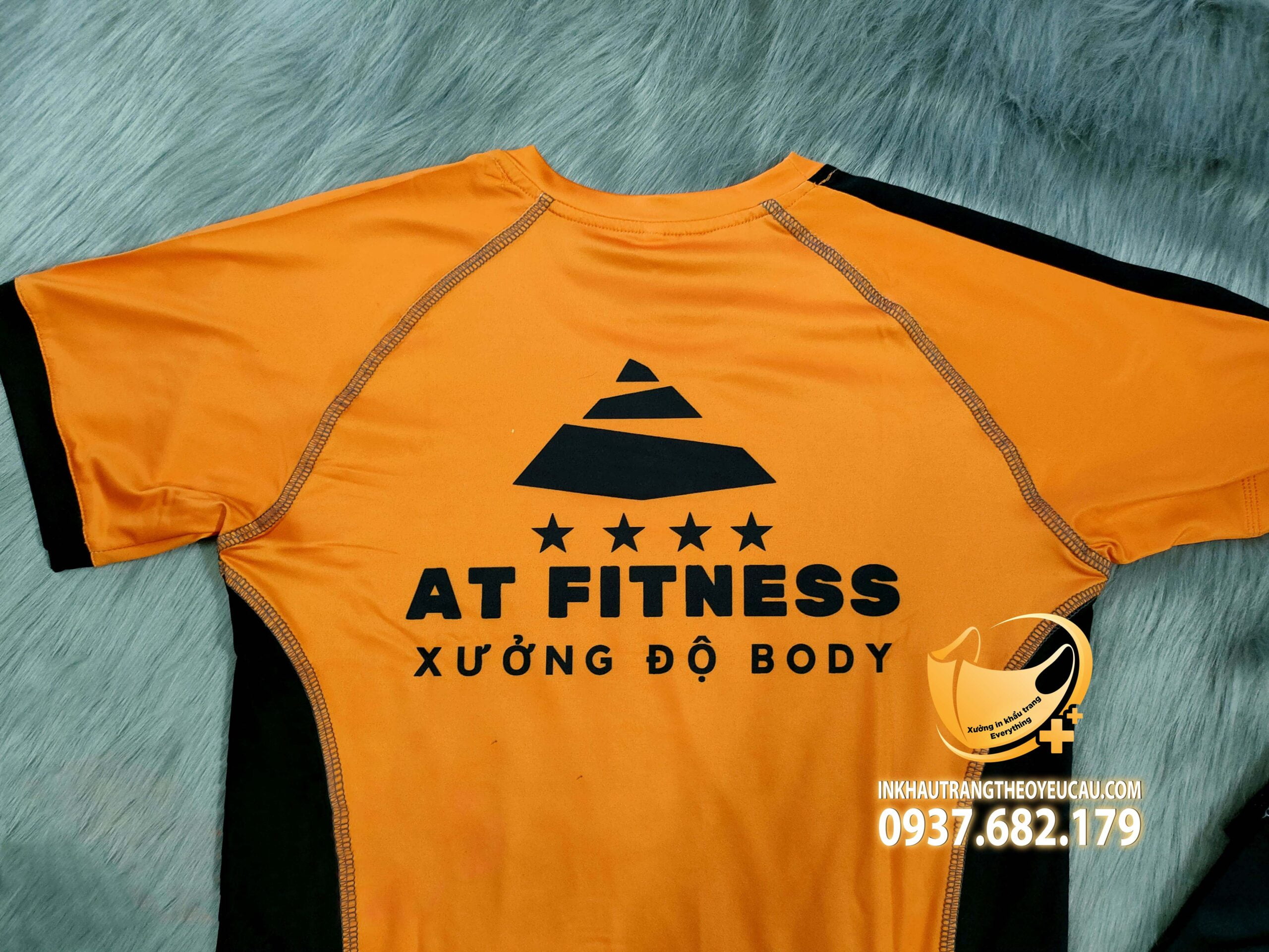 logo sau lưng áo đồng phục pt At fitness xưởng độ body màu cam