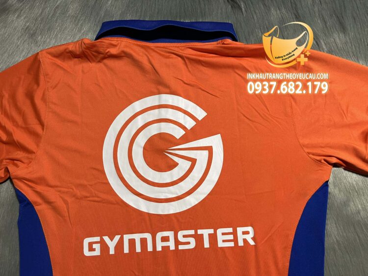 logo sau lưng áo đồng phục pt gymaster center