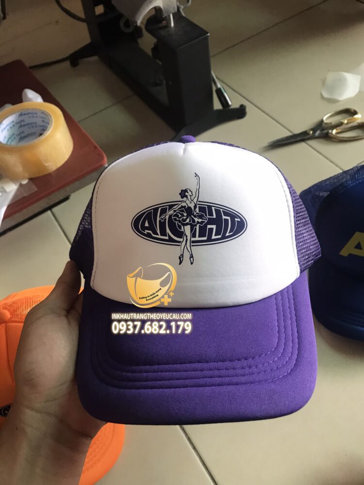 in nón kết màu tím