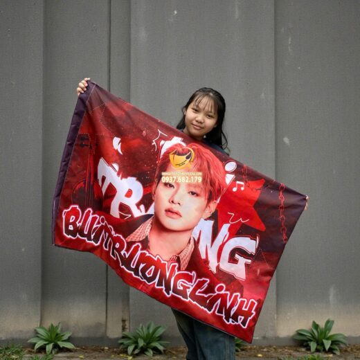 In cờ idol Bùi Trường Linh màu đỏ siêu đẹp