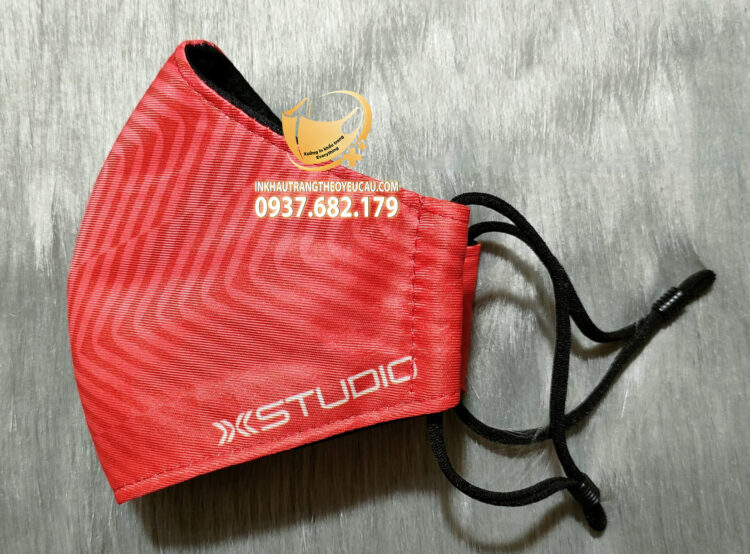Khẩu trang vải in logo Xstudio màu đỏ