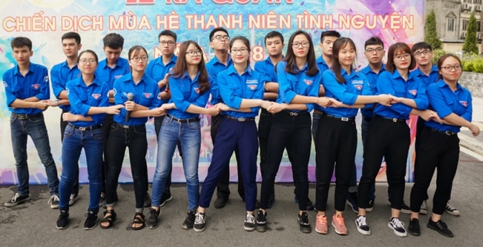 Đặt may tại xưởng may áo đoàn thanh niên giúp đơn vị có áo vừa vặn, màu đúng chuẩn, in ấn theo yêu cầu để tăng tính nhận diện cho chi hội