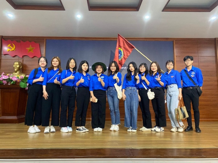 Bạn đang tìm xưởng may áo đoàn thanh niên thì hãy liên hệ với Xưởng May Everything để được tư vấn chi tiết