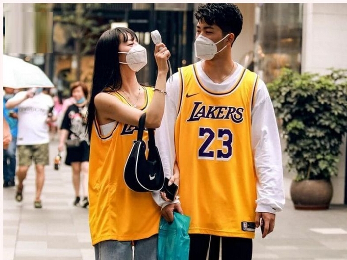 Nhiều người tìm kiếm xưởng may áo tank top theo yêu cầu để tự thiết kế trang phục phù hợp phong cách cá nhân