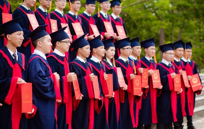 Xưởng may áo tốt nghiệp sẽ giúp tập thể bạn có những chiếc áo ưng ý, giúp kết thúc hành trình học tập trọn vẹn hơn