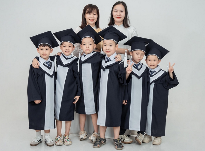 Đặt may áo tại xưởng may áo tốt nghiệp giúp bạn có thiết kế áo riêng biệt để chụp ảnh và giữ làm kỷ niệm