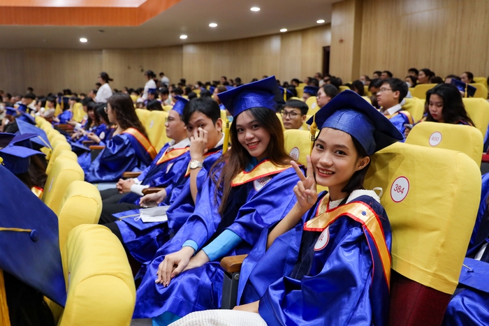 Tùy cấp học, xưởng may áo tốt nghiệp sẽ tư vấn cho bạn kiểu dáng, màu sắc, thiết kế phù hợp