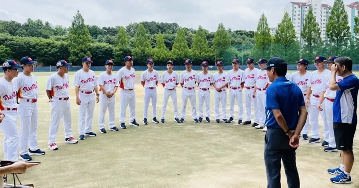 Đồng phục bóng chày không chỉ dùng trong thi đấu mà còn phổ biến trong biểu diễn và thời trang giới trẻ