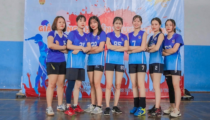 Đặt áo tại xưởng may đồng phục bóng chuyền là lựa chọn tốt nhất để đội nhóm có mẫu áo ưng ý, vừa vặn, đẹp mắt