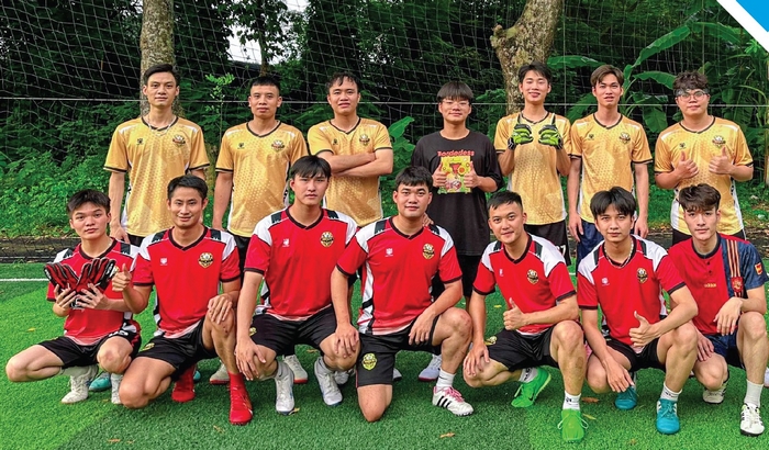 Tùy đối tượng cầu thủ, mục đích hoạt động của đội bóng,... xưởng may đồng phục bóng đá sẽ tư vấn thiết kế phù hợp