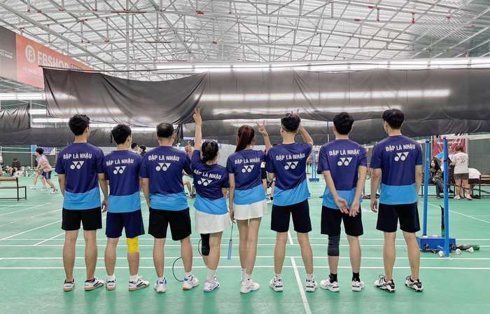 Việc đặt may trang phục theo yêu cầu tại xưởng may đồng phục cầu lông mang lại nhiều lợi ích thực tế cho đội nhóm, tập thể