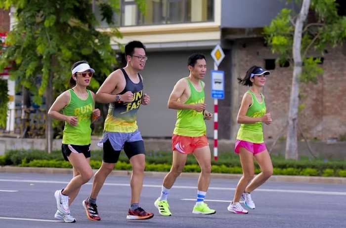 Hãy chọn xưởng may đồng phục chạy bộ hỗ trợ thiết kế, phối màu áo phù hợp với tinh thần của nhóm bạn