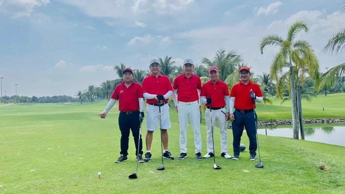 Xưởng may đồng phục golf có chuyên môn, mắt thẩm mỹ sẽ đưa ra đề xuất thiết kế, phối màu đồ sang trọng, thanh lịch với người mặc