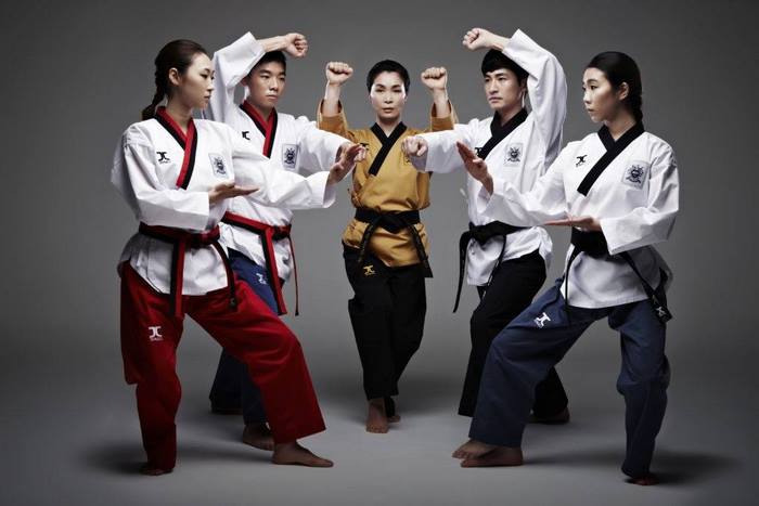 Thay vì mua đồ sẵn, đặt may đồ tại xưởng may đồng phục võ giúp đội nhóm có võ phục chất lượng, in thông tin, logo ưng ý