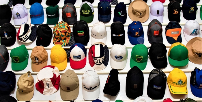 Xưởng may nón có kinh nghiệm sẽ tư vấn giúp bạn chọn kiểu mũ, thiết kế và phong cách phù hợp